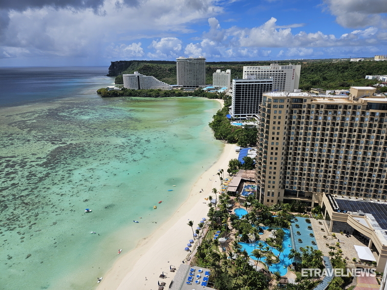 햇빛이 쨍쨍내리 쬐는 9일 오후 두짓타니 괌 리조트(Dusit Thani Guam Resort)에서 바라본 투몬만. 저 멀리 사랑의 절벽이 보인다. /박주연 기자